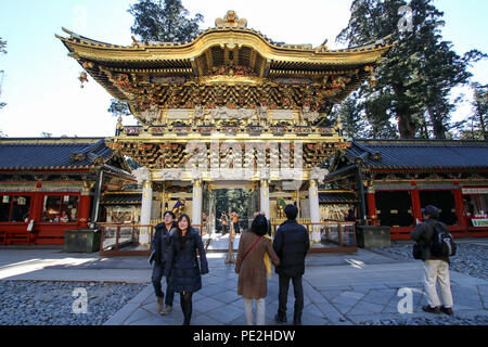 Rückseite der Yōmei-mon (Haupttor) des Tōshō-gū Shinto Schrein in Nikkō, Präfektur Tochigi, Japan. Stockfoto