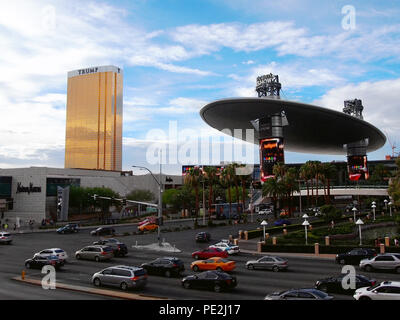 LAS VEGAS, NV - Juli 21, 2018: Fashion Show Mall und Trump International Hotel Las Vegas am Strip in Las Vegas, Nevada an einem langen Abend. Stockfoto