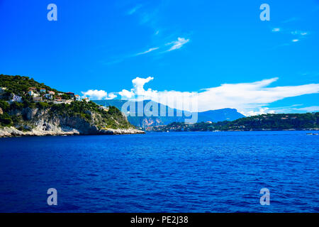 Yachten und Villen entlang der Küste der wunderschönen Cap Ferrat an der Côte d'Azur, Frankreich Stockfoto