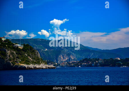 Yachten und Villen entlang der Küste der wunderschönen Cap Ferrat an der Côte d'Azur, Frankreich Stockfoto