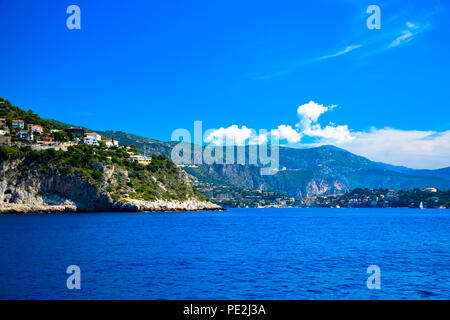 Yachten und Villen entlang der Küste der wunderschönen Cap Ferrat an der Côte d'Azur, Frankreich Stockfoto