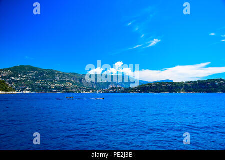 Yachten und Villen entlang der Küste der wunderschönen Cap Ferrat an der Côte d'Azur, Frankreich Stockfoto