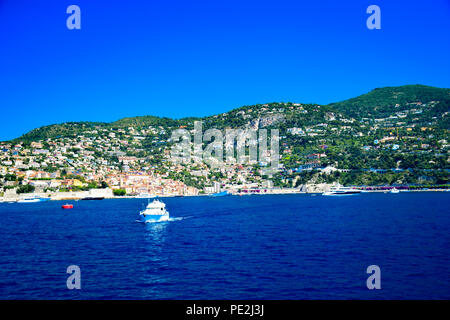 Yachten und Villen entlang der Küste der wunderschönen Cap Ferrat an der Côte d'Azur, Frankreich Stockfoto