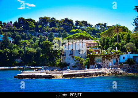 Yachten und Villen entlang der Küste der wunderschönen Cap Ferrat an der Côte d'Azur, Frankreich Stockfoto