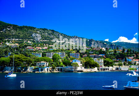 Yachten und Villen entlang der Küste der wunderschönen Cap Ferrat an der Côte d'Azur, Frankreich Stockfoto