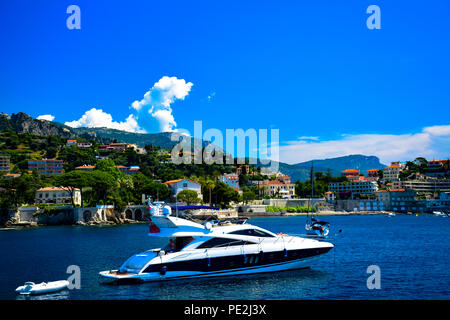 Yachten und Villen entlang der Küste der wunderschönen Cap Ferrat an der Côte d'Azur, Frankreich Stockfoto