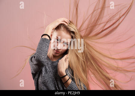 Fashion Model junge Frau auf rosa Hintergrund posiert Stockfoto