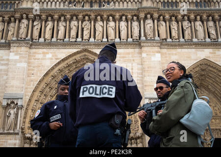 Schwer bewaffnete Polizei vor der Kathedrale Notre-Dame, Paris, Frankreich. 16. Mai 2018 Stockfoto