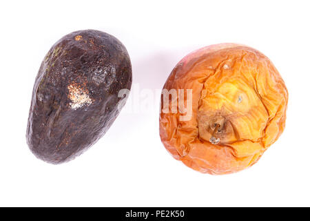 Alte faltige Apple und Avocado mit Schimmel auf weißem Hintergrund, ungesund und ekelhaftes Essen Stockfoto