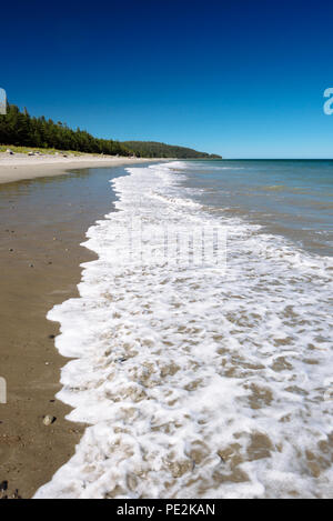 Jungle Beach an einem klaren Sommertag in Haida Gwaii, British Columbia, Kanada Stockfoto