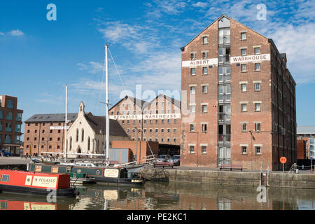 Lager und Mariner's Kapelle von der Victoria Becken gesehen, Gloucester Docks, Gloucestershire, England, Großbritannien Stockfoto