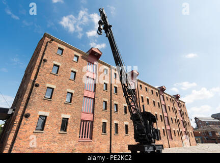 Mobile Dampf Kran und den Norden Lager, Gloucester Docks, Gloucestershire, England, Großbritannien Stockfoto