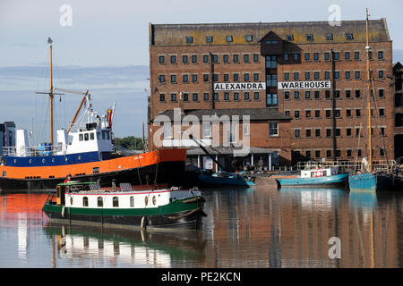 Eine schmale-beam Dutch barge Stil Kanal Boot Manövrieren im Becken von Gloucester Docks Stockfoto