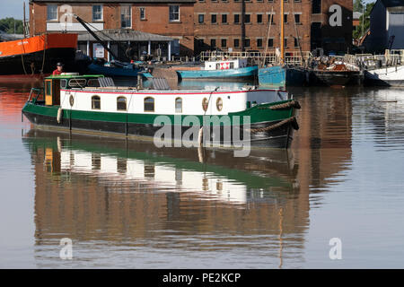 Eine schmale-beam Dutch barge Stil Kanal Boot Manövrieren im Becken von Gloucester Docks Stockfoto