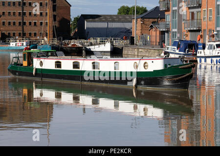 Eine schmale-beam Dutch barge Stil Kanal Boot Manövrieren im Becken von Gloucester Docks Stockfoto