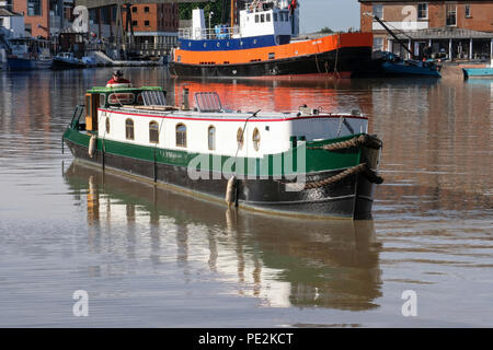 Eine schmale-beam Dutch barge Stil Kanal Boot Manövrieren im Becken von Gloucester Docks Stockfoto