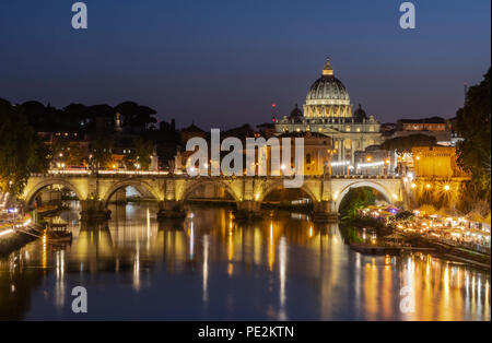Rom bei Nacht. Blick über Fluss Tiber auf Vatikan und Petersdom Stockfoto