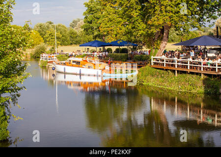 Die Nags Head Pub auf der Brücke über Nags Head Insel in der Themse in Abingdon an der Themse Oxfordshire mit Männern und Frauen essen und trinken Stockfoto