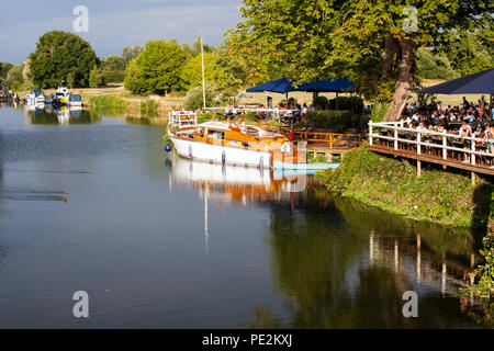 Die Nags Head Pub auf der Brücke über Nags Head Insel in der Themse in Abingdon an der Themse Oxfordshire mit Männern und Frauen essen und trinken Stockfoto