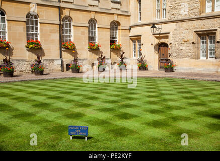 Frisch gemähten Rasen Gras schneiden in der Durham Quadrant auf dem Gelände des Trinity collage Oxford mit einem Hinweis schild bitte auf den Rasen halten Gestreift Stockfoto