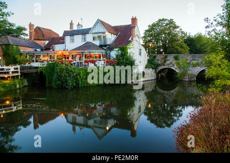 Die Nags Head Pub auf der Brücke über Nags Head Insel in der Themse in Abingdon Oxfordshire mit Flutlicht auf der Themse im Abendlicht Stockfoto