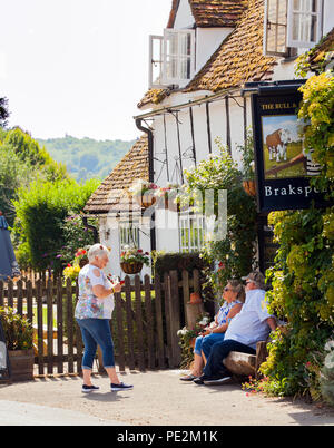 Männer und Frauen sitzen, reden und Trinken außerhalb des Stieres und Metzger Pub in der buckinghamshire Dorf Turville Einstellung für Midsomer Murders Stockfoto