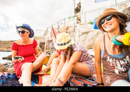 Gruppe von fröhlichen kaukasischen jungen Frauen in der Freizeit gerne zusammen im Freien in der Nähe der Strand und das Meer. Ferienhäuser und Glück Freundschaft conce Stockfoto