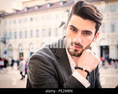 Ernster Mann draußen stehen im eleganten Stadtzentrum Stockfoto