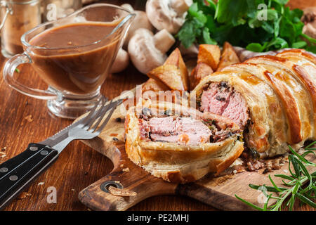 Schweinefilet in Wellington Stil mit Pilzen in Blätterteig Stockfoto