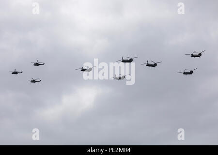Die Bildung von Chinook Helicoptors fliegen hinter dem London Eye für die RAF 100. Jahrestag Stockfoto