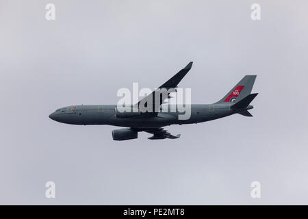 Die Royal Air Force Airbus Voyager tanken Flugzeug in geringer Höhe über London für die RAF 100. Jahrestag flypast Stockfoto