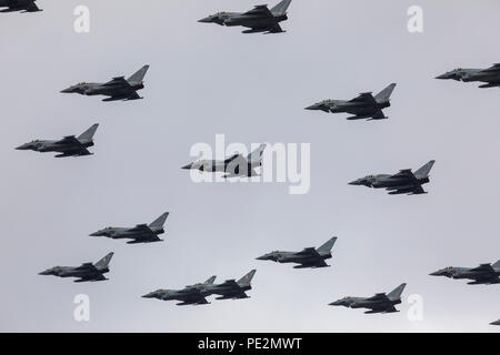 Vielen Eurofight Typhoon RAF Kampfjets in Formation über London für die RAF 100. Jahrestag flypast Stockfoto