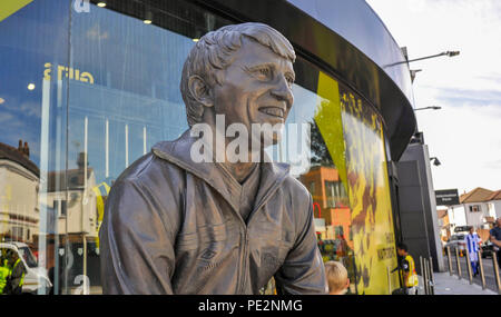 Die neuen Graham Taylor Statue von Skulptur Douglas Jennings außerhalb der Club Shop der Premier League Match zwischen Watford und Brighton und Hove Albion an der Vicarage Road Stadium. 11. August 2018 nur für den redaktionellen Gebrauch bestimmt. Kein Merchandising. Für Fußball Bilder FA und Premier League Einschränkungen Inc. kein Internet/Mobile Nutzung ohne fapl Lizenz - für Details Kontakt Fußball Dataco Stockfoto