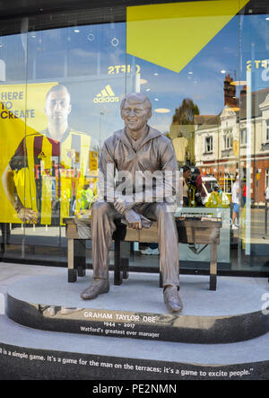 Die neuen Graham Taylor Statue von Skulptur Douglas Jennings außerhalb der Club Shop der Premier League Match zwischen Watford und Brighton und Hove Albion an der Vicarage Road Stadium. 11. August 2018 nur für den redaktionellen Gebrauch bestimmt. Kein Merchandising. Für Fußball Bilder FA und Premier League Einschränkungen Inc. kein Internet/Mobile Nutzung ohne fapl Lizenz - für Details Kontakt Fußball Dataco Stockfoto