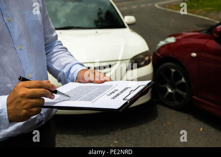 Die Versicherung prüft Auto nach Unfall auf der Straße. Anspruch auf Versicherungsleistungen Konzept. Stockfoto