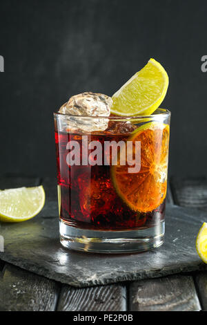 Rum und Cola Cocktail auf dunklem Hintergrund Stockfoto