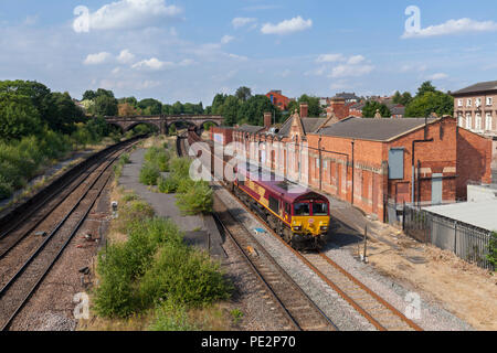 Ein DB Cargo Class 66 Lokomotive übergibt die geschlossenen Bahnhof in Rotherham Masborough mit einem Güterzug mit Eisenerz Stockfoto