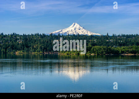 Mt Hood bedeckt mit Schnee über Hood River und der Columbia River, Oregon widerspiegelt. USA. Stockfoto