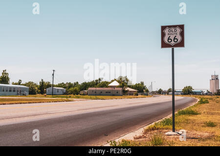 Die historische Route 66 Wegweiser entlang der Straße an einem schönen Tag im Sommer, Vega, Texas, USA. Vintage Look. Stockfoto