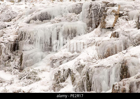 Eis und Eiszapfen unterhalb der Staumauer von Covao do Curral Stockfoto