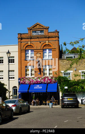 Der Prinz von Wales Public House in der georgischen Cleaver Square, Kennington, London, England. Stockfoto