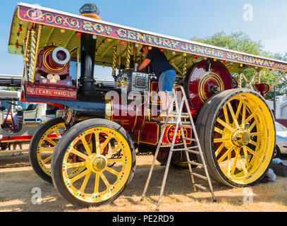 Last minute tweeks in die Earl Haig Fahr motor Nummer 3979, Welland Steam rally Worcestershire UK. Juli 2018 Stockfoto