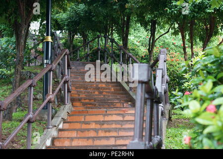 Treppe umgeben von grüner Natur (Malacca, Malaysia) Stockfoto