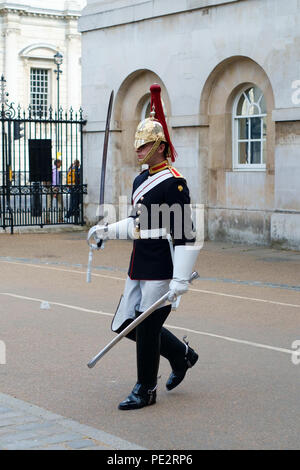Horse Guards Parade Soldat im Dienst mit Schwert Stockfoto