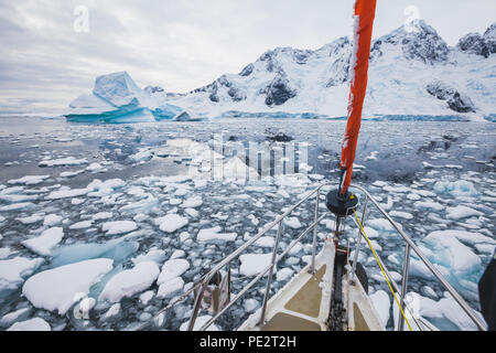 Segelboot in der Antarktis, yacht Navigation durch Eisberge und Meereis Stockfoto