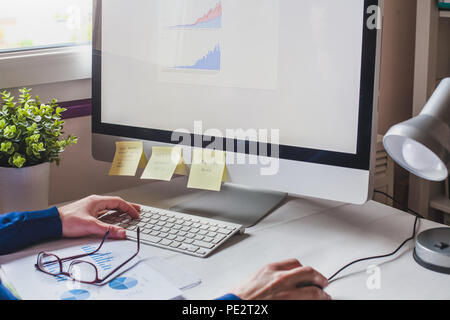 Business Analyse der Bericht auf dem Bildschirm des Computers, Finanzen analytics der Unternehmensleistung Stockfoto