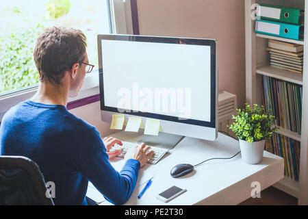 Business Mann bei der Arbeit am Computer mit leeren leerer Bildschirm im Büro Arbeitsplatz Hintergrund Stockfoto