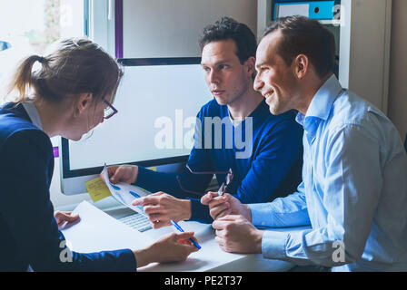 Business Team Meeting Konzept, einer Gruppe von Menschen arbeiten an Dokumenten analysieren und Computer im modernen Büro, kreatives Startup Stockfoto