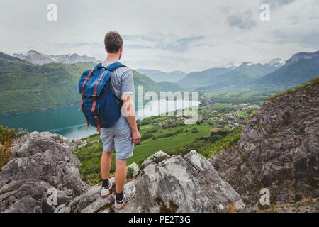Wandern in den Bergen, Leistung Konzept, im Sommer im Freien Freizeitgestaltung, Wanderer mit Rucksack genießen den Blick auf das Tal und den See Stockfoto