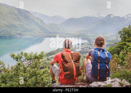 Reisen, zwei Wanderer genießen Sie einen wunderschönen Panoramablick auf die Berge, im Sommer Wandern in den Alpen Stockfoto